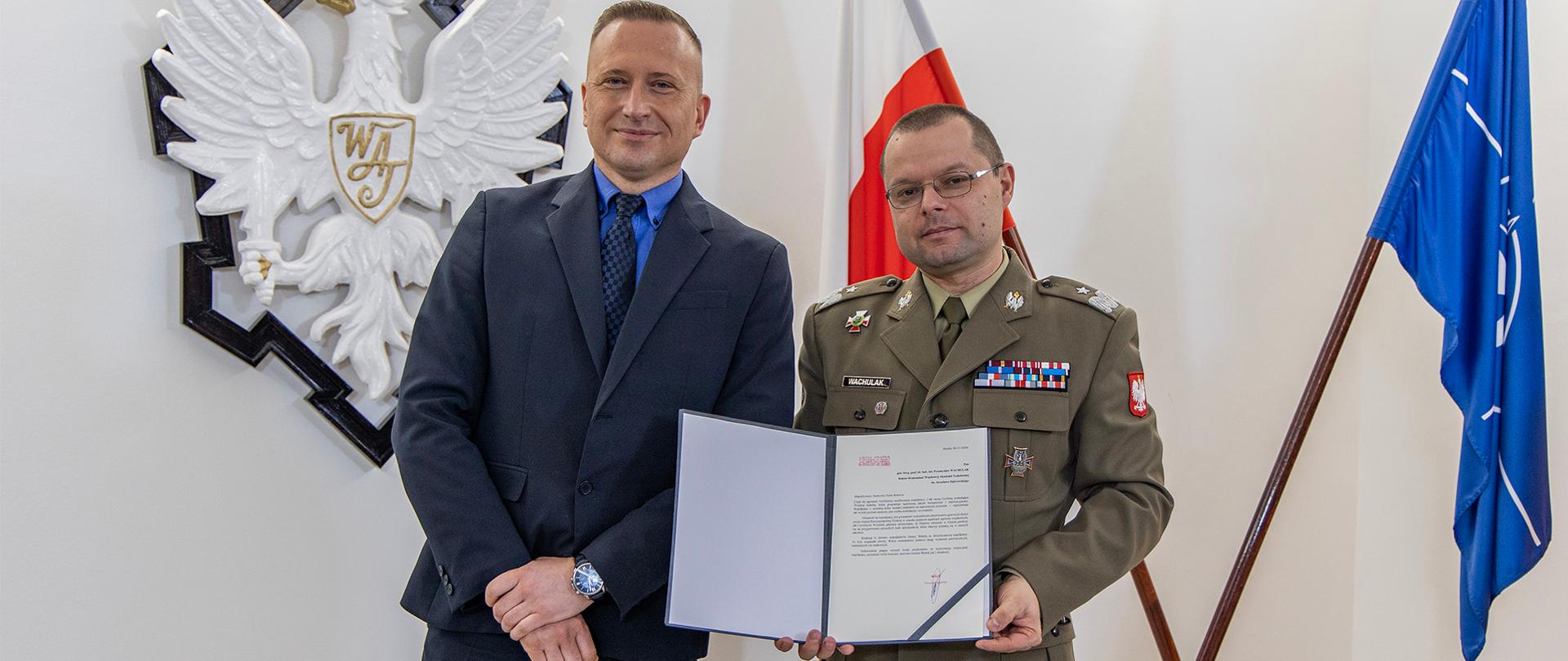 Na zdjęciu widoczni są: wójt Gminy Brańsk oraz rektor WAT, którzy prezentują umowę o współpracy.