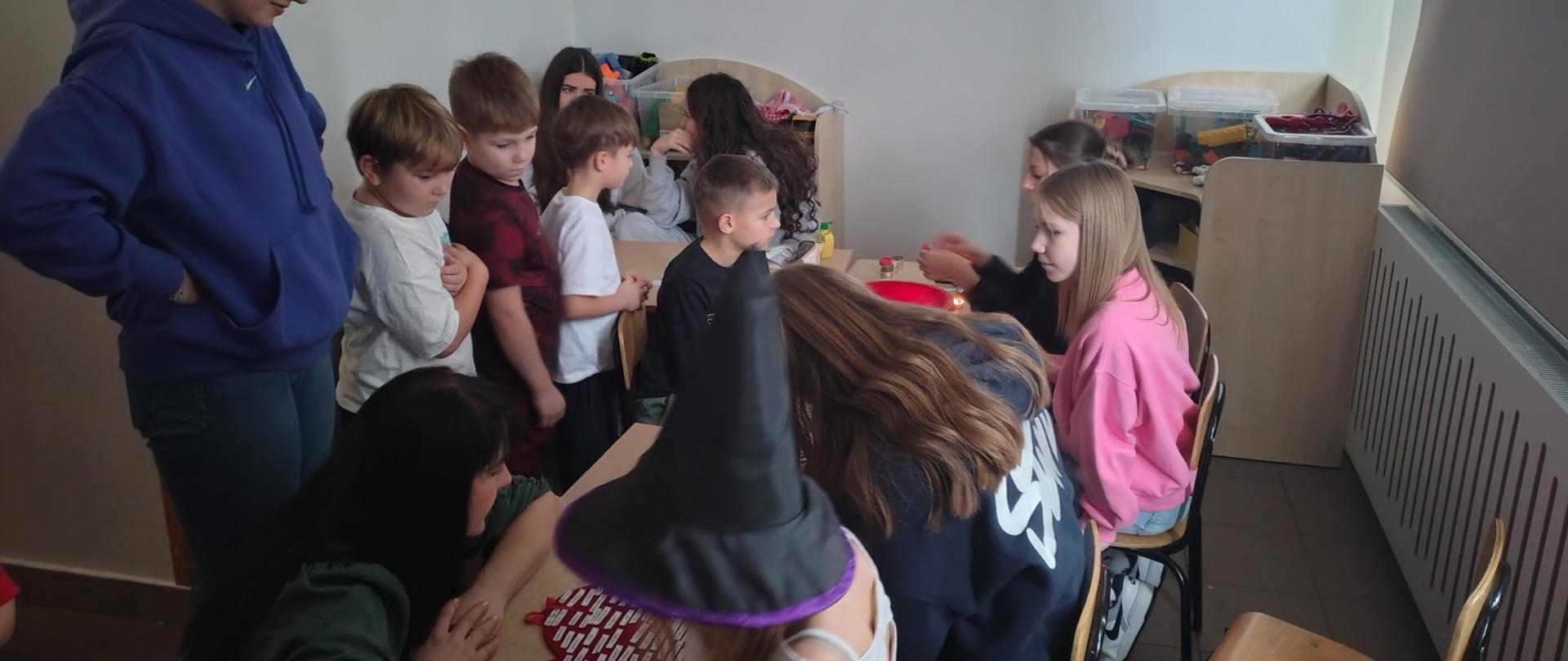 Uczniowie klas 0 - IV w Pokoju Wróżb wraz z uczniami klasy 7.