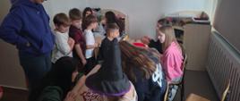 Uczniowie klas 0 - IV w Pokoju Wróżb wraz z uczniami klasy 7.