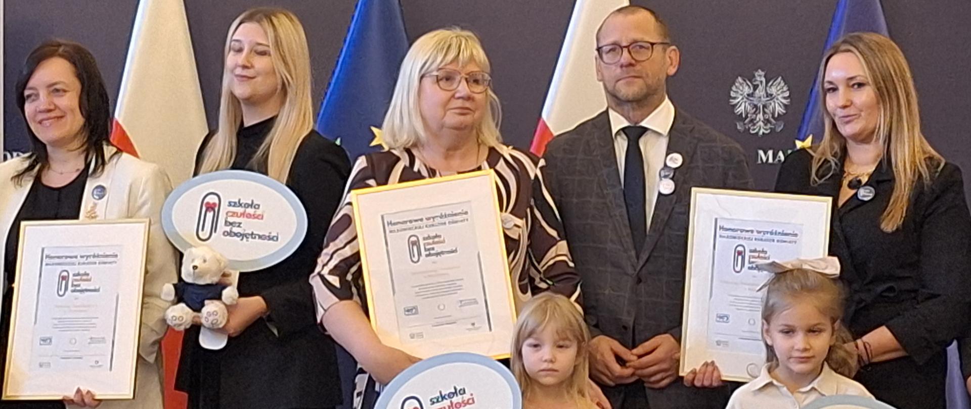 Pani dyrektor z dziewczynką odbierające nagrody