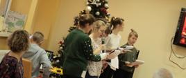 Wystąpienie uczniów ze Specjalnego Ośrodka Szkolno - Wychowawczego przed uczestnikami wigilii