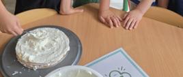 Dzieci w trakcie przygotowywania posiłku