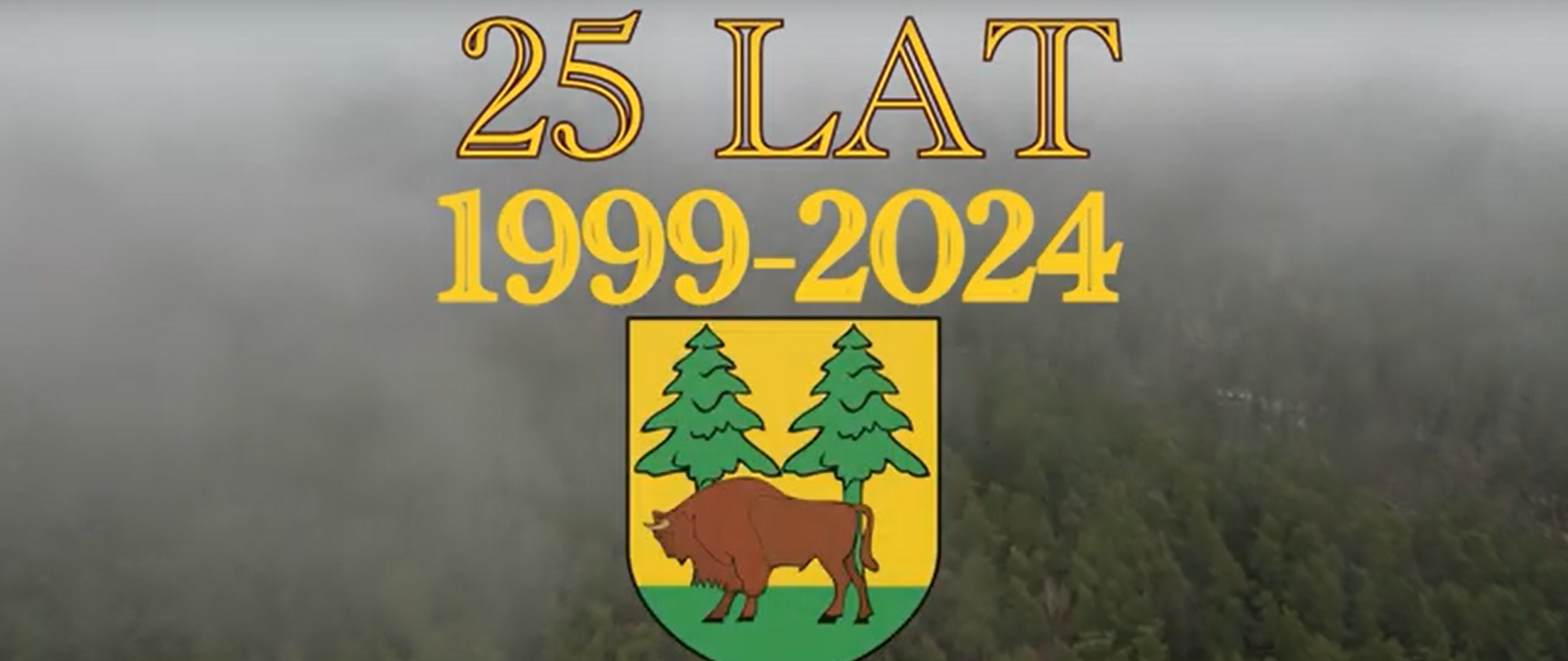 Kadr z filmu - na tle lasu herb powiatu i napisy: 25 lat 1999-2024, #AktywnyPowiat