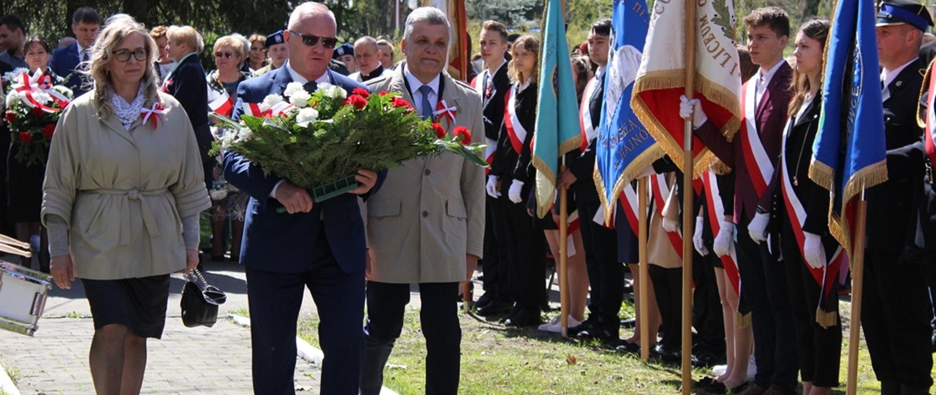 Poszczególne delegacje składają kwiaty - delegacja przedstawicieli Powiatu Hajnowskiego - Starosta Hajnowski, Wicestarosta, Przewodniczący Rady Powiatu niosą wiązankę