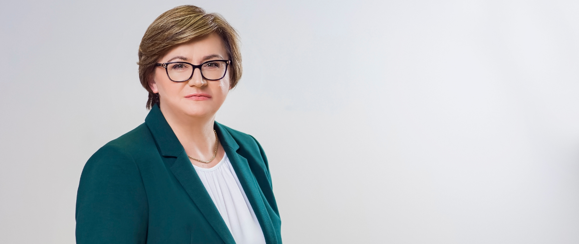 Małgorzata Zielonka skarbnik Powiatu Pruszkowskiego w zielonej garsonce i czarnych okularach
