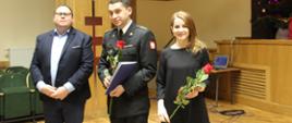 Moment wręczenia odznaki przedstawicielom Komendy Straży Pożarnej