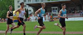 W trakcie biegu - wśród czterech sportowców Łukasz Klimiuk