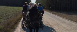 Członkowie Klubu senior+, jadący bryczką