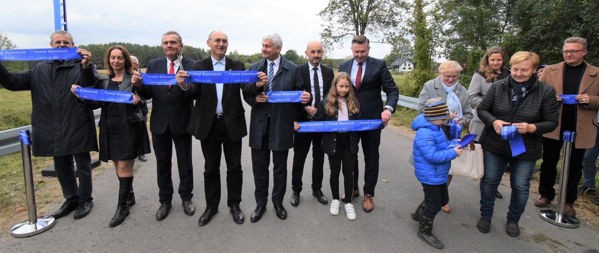 Przecięcie wstęgi podczas otwarcia mostu w Gajownikach
