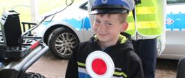 Chłopczyk pozuje w stroju policjanta