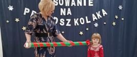 Pasowanie na przedszkolaka z udziałem dzieci i Pani Dyrektor.