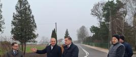 Na drodze przeprowadzany jest odbiór inwestycji. Przedstawiciele Powiatu Sokołowskiego i Gminy Jabłonna Lacka oglądają nową nawierzchnię drogi.