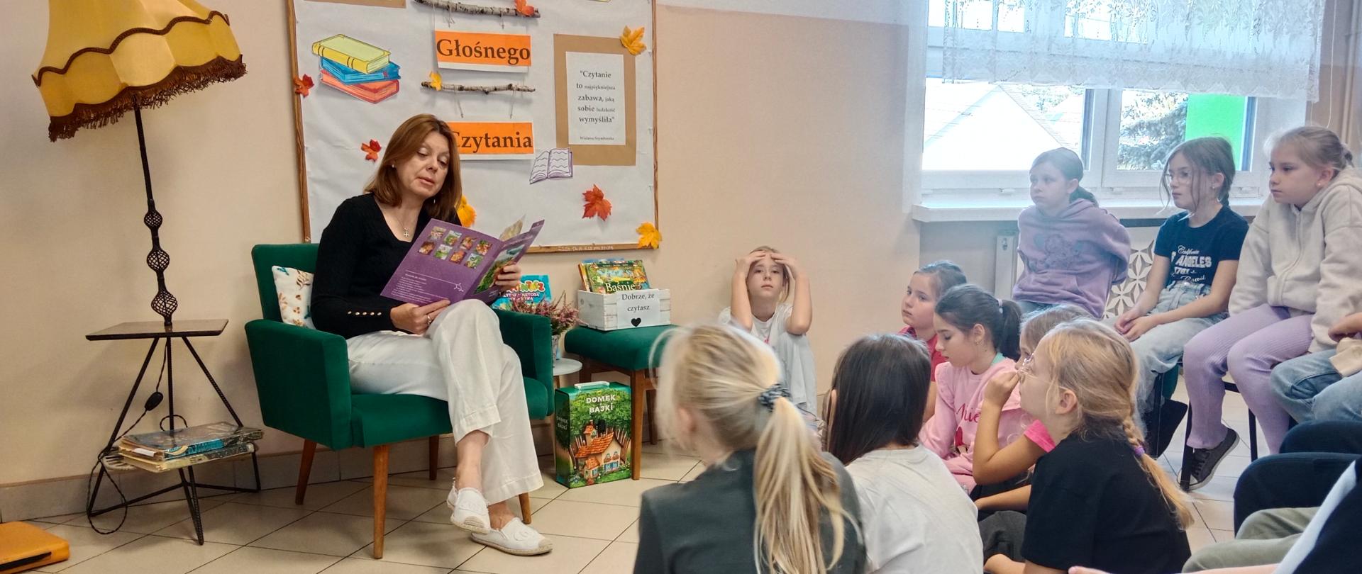 Pani Dyrektor czytająca dla uczniów baśń pt: "Jaś i magiczna fasola".