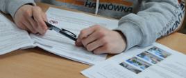 Młodzież rozwiązuje test wiedzy