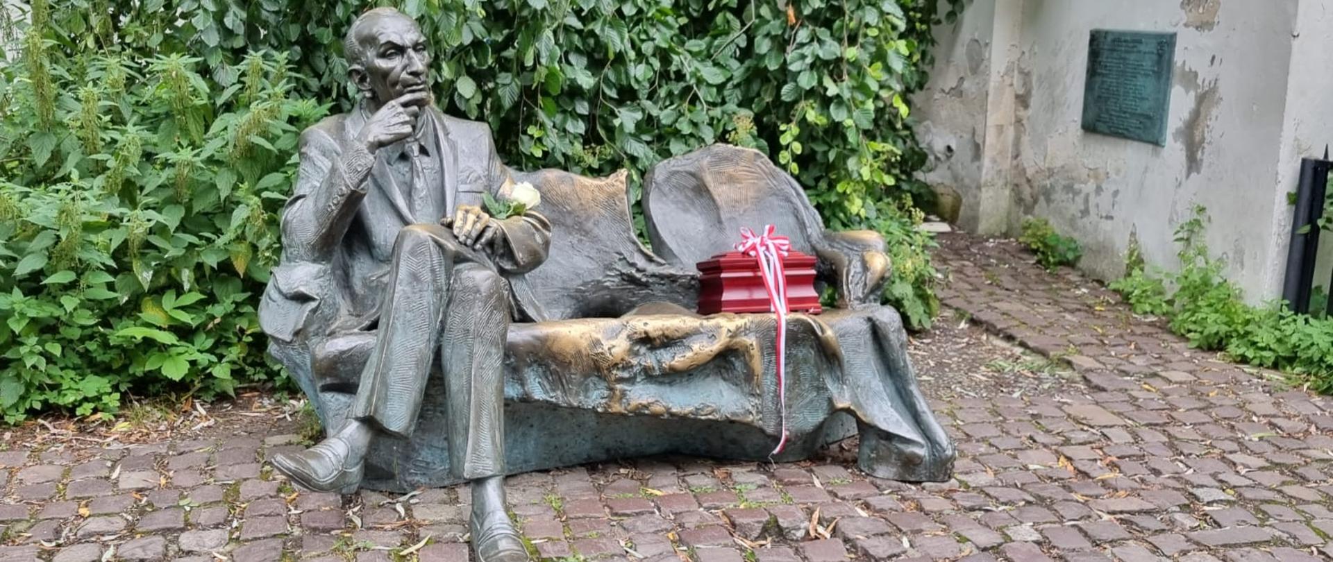 Pomnik przedstawiający siedzącego na ławce Jana Karskiego