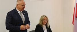 Przy stole siedzą nauczyciele, przemawia Starosta Hajnowski, obok siedzi Wicestarosta