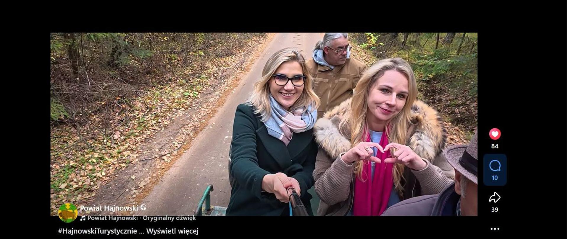 Kadr z filmu - w bryczce jadą turyści.