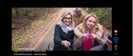 Kadr z filmu - w bryczce jadą turyści.