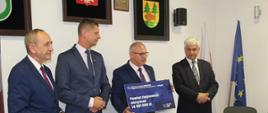 Poszczególni samorządowcy z terenu Powiatu Hajnowskiego odbierają promesy