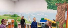 Dzieci z oddziałów przedszkolnych w trakcie pobytu w sali zabaw „Młynek” w Siedlcach. 