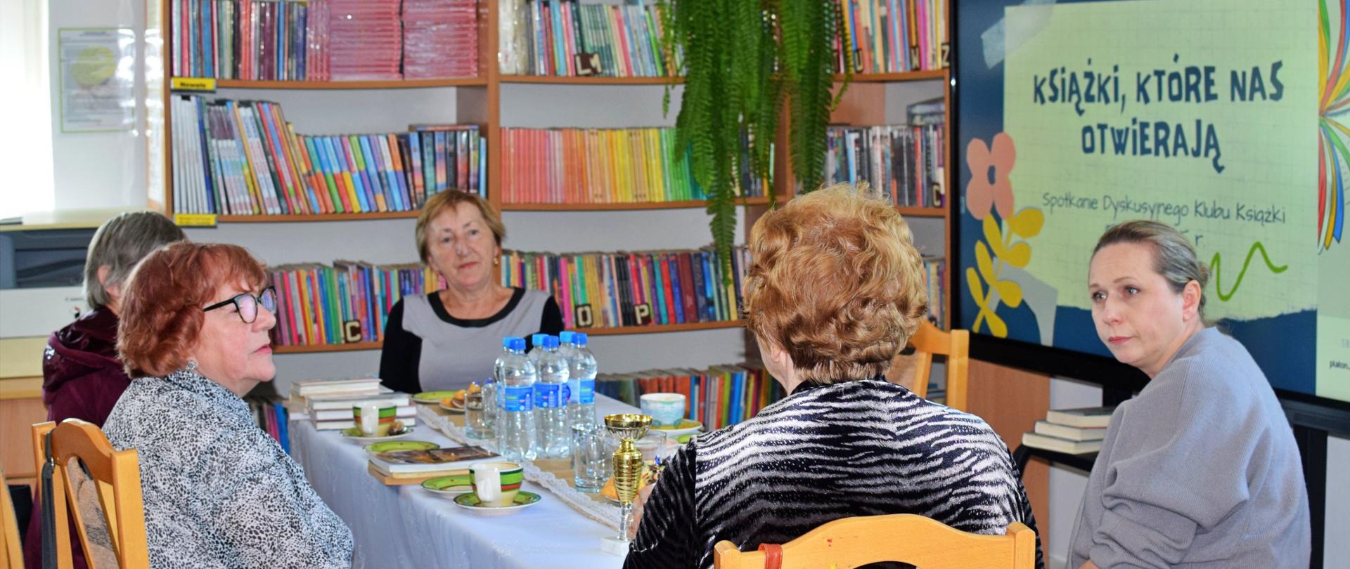 cykl wydarzeń w ramach tygodnia bibliotek - mieszkańcy uczestniczą w spotkaniach kulturalnych