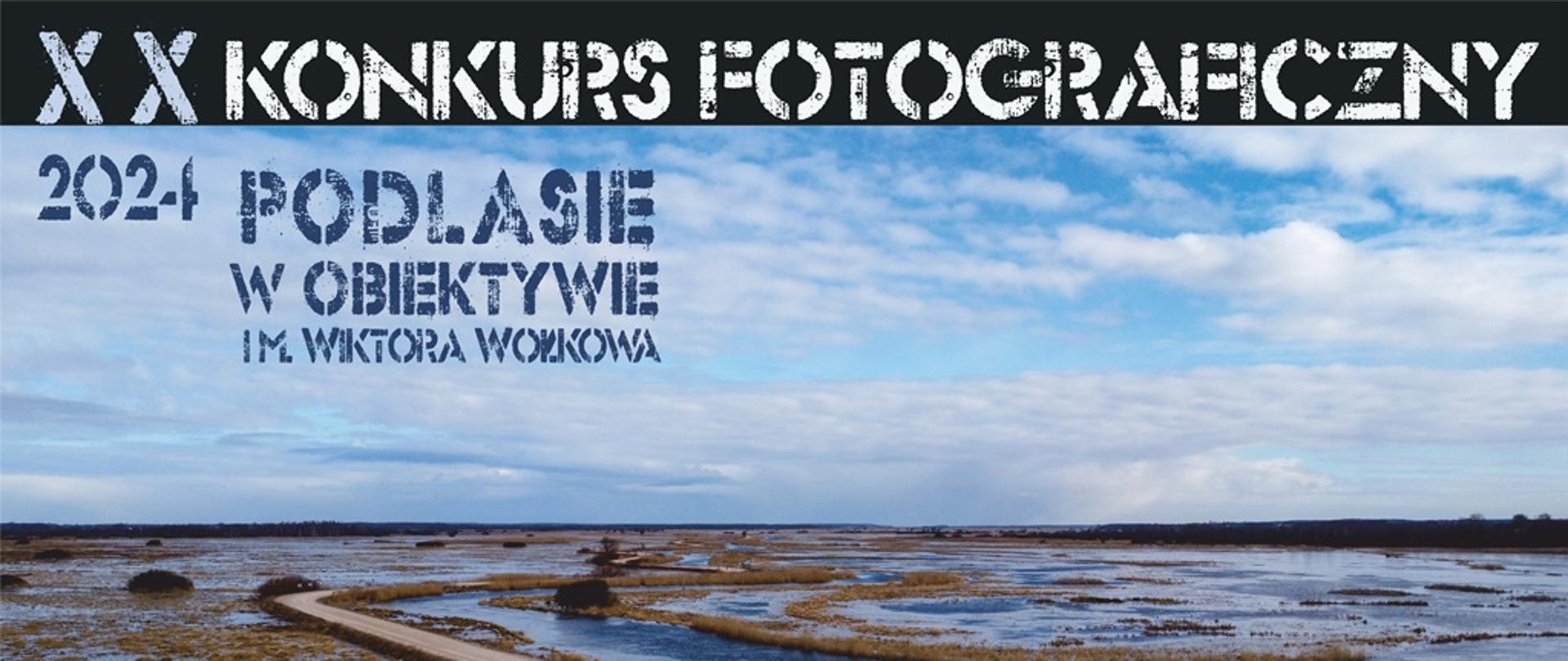 W centrum plakatu zdjęcie przedstawiające drogę biegnącą przez rozlewisko. U góry nazwa wydarzenia, u dołu zdjęcia logotypy organizatora, instytucji współfinansujących, partnerów i patronów 