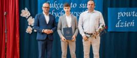 Stypendysta z Rodzicem i Wójtem Gminy Bochnia