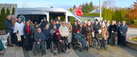 Zdjęcia grupowe uczestników wydarzenia oraz poświęconego busa 