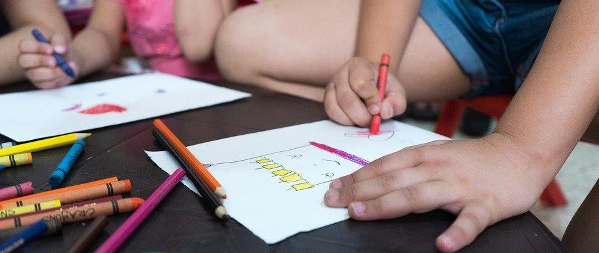 W związku z otwarciem od 19 kwietnia m.in. żłobków, klubów dziecięcych i przedszkoli, rodzice najmłodszych dzieci mogą korzystać z dodatkowego zasiłku opiekuńczego tylko do 18 kwietnia, zaś rodzice dzieci w wieku szkolnym do 25 kwietnia.