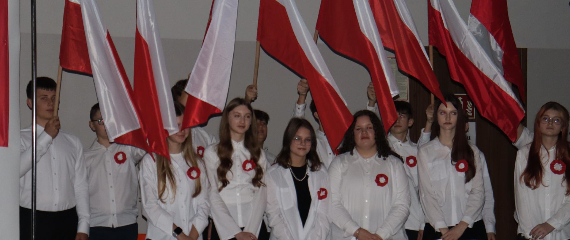 uczniowie podczas uroczystej akademii