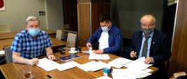 Burmistrz, Zastępca Burmistrza oraz przedstawiciel wykonawcy - Pan Łukasz Kowalski podpisują umowę