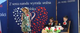 Dziewczynka recytuje.