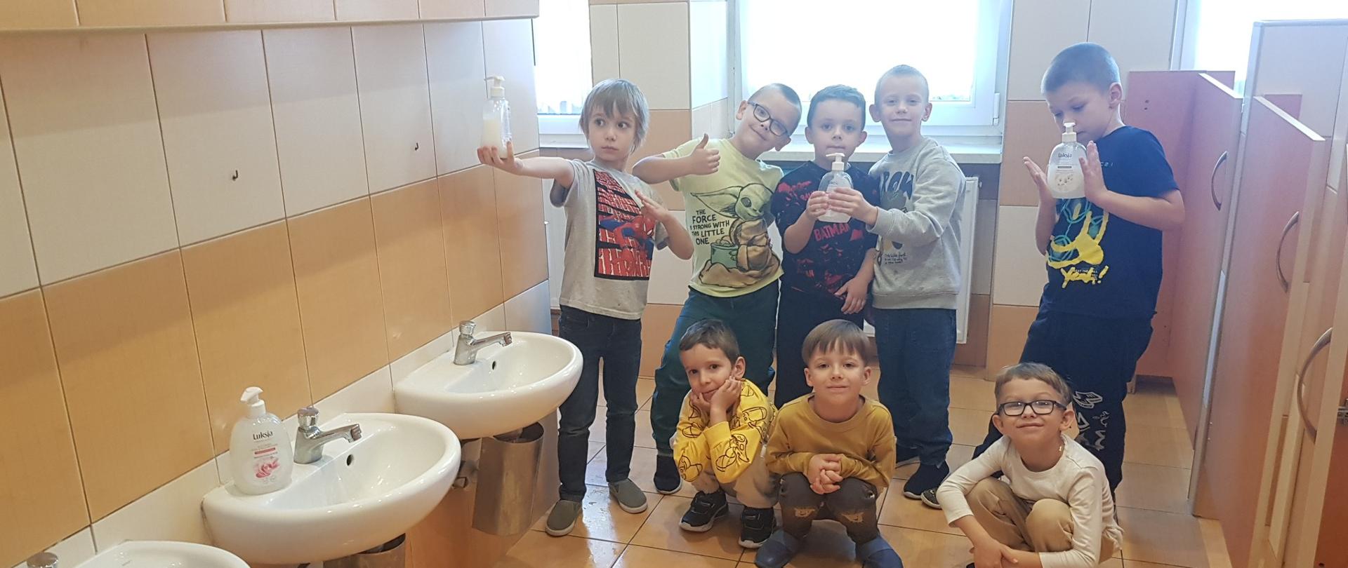 8 chłopców w łazience z mydłem w rękach
