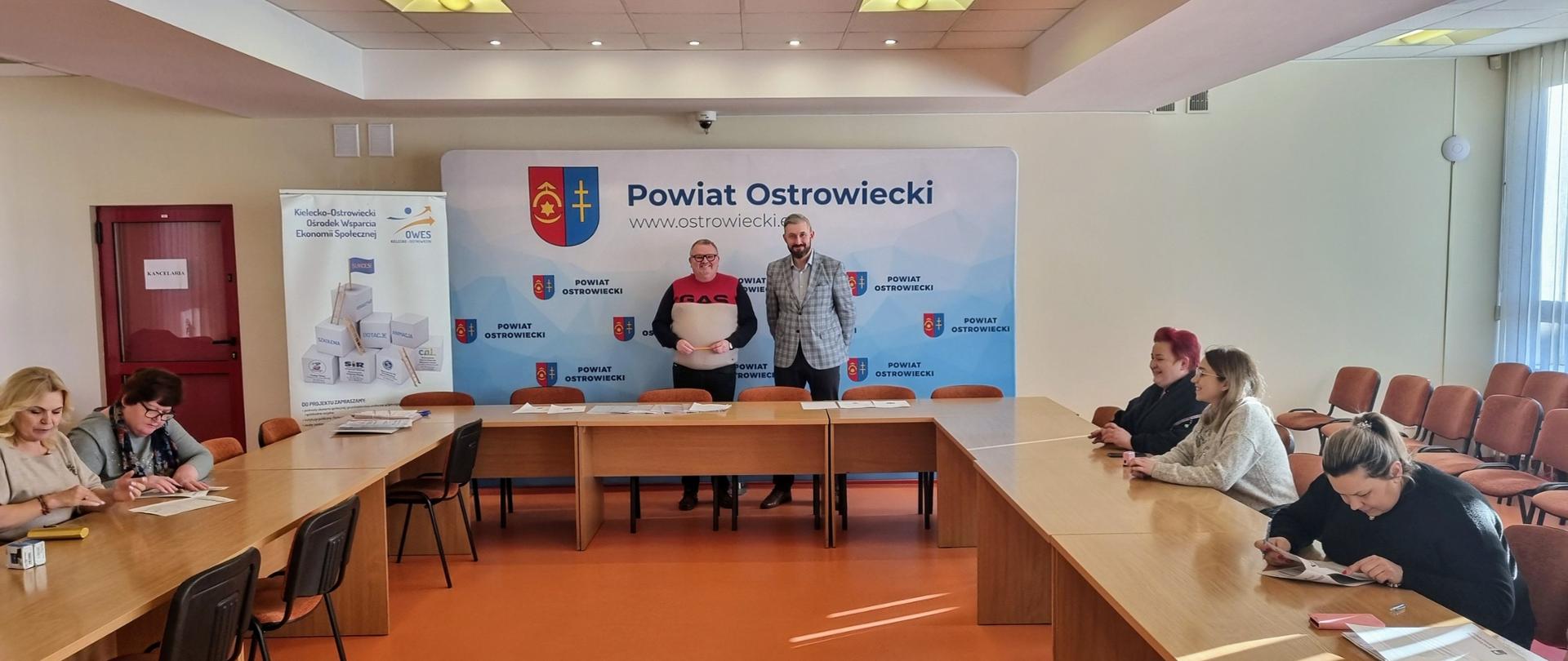 Powiat wspiera lokalne inicjatywy społeczne - uroczyste podpisanie umów w sali konferencyjnej Starostwa