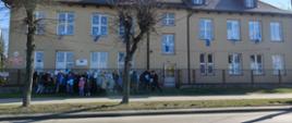 Uczniowie Specjalnego Ośrodka Szkolno - Wychowawczego w Hajnówce pozują przy budynku placówki