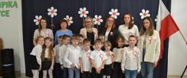 Dzieci biorące udział w wydarzeniu pozują do wspólnego zdjęcia