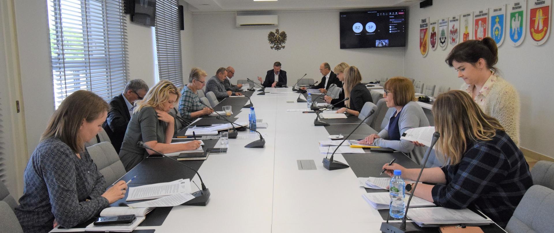 Widok na stół obrad zarządu - wszyscy uczestnicy siedzący przy stole