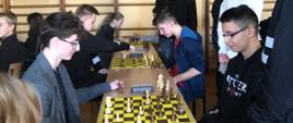 Na zdjęciu uczniowie w czasie rozgrywek szachowych.