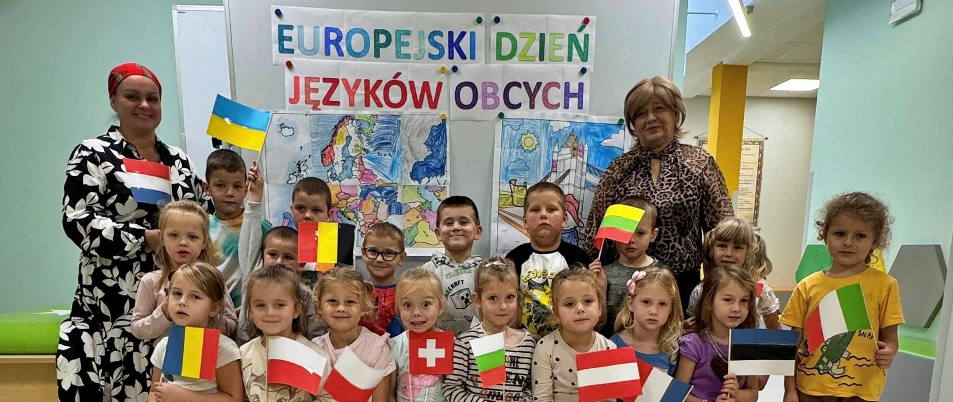 Zdjęcia grupowe dzieci z flagami różnych państw