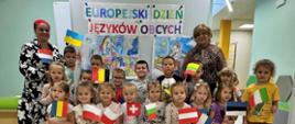 Zdjęcia grupowe dzieci z flagami różnych państw