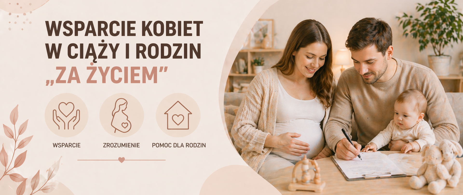 Panoramiczna grafika informacyjna utrzymana w delikatnej, ciepłej kolorystyce (odcienie beżu, kremu i jasnych brązów). Po lewej stronie znajduje się wyraźny nagłówek „Wsparcie kobiet w ciąży i rodzin ‘Za życiem’” oraz subtelne ikony symbolizujące opiekę, zrozumienie i pomoc dla rodzin.
Po prawej stronie widoczna jest ilustracja przedstawiająca przyszłą mamę oraz ojca z małym dzieckiem – rodzina wspólnie wypełnia dokumenty, co nawiązuje do możliwości skorzystania ze wsparcia. Scena podkreśla troskę, bliskość oraz bezpieczeństwo w ważnym okresie oczekiwania na dziecko i jego wychowania.
Całość ma nowoczesny, estetyczny i przyjazny charakter, dobrze dopasowany do formatu panoramicznego, dzięki czemu grafika jest czytelna i odpowiednia do publikacji na stronie internetowej oraz w mediach społecznościowych.