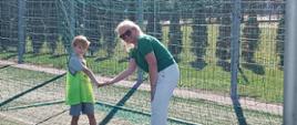 Dyrektor Ewelina Dorota Durzyńska przybija piątkę z przedszkolakiem 