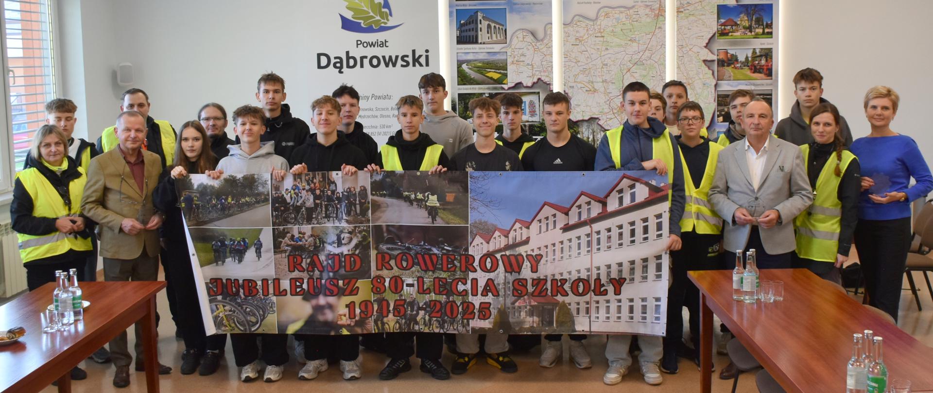 Przedstawiciele samorządu powiatowego wraz z uczestnikami Rajdu z okazji Jubileuszu 80-lecia PCEiKZ w Szczucinie