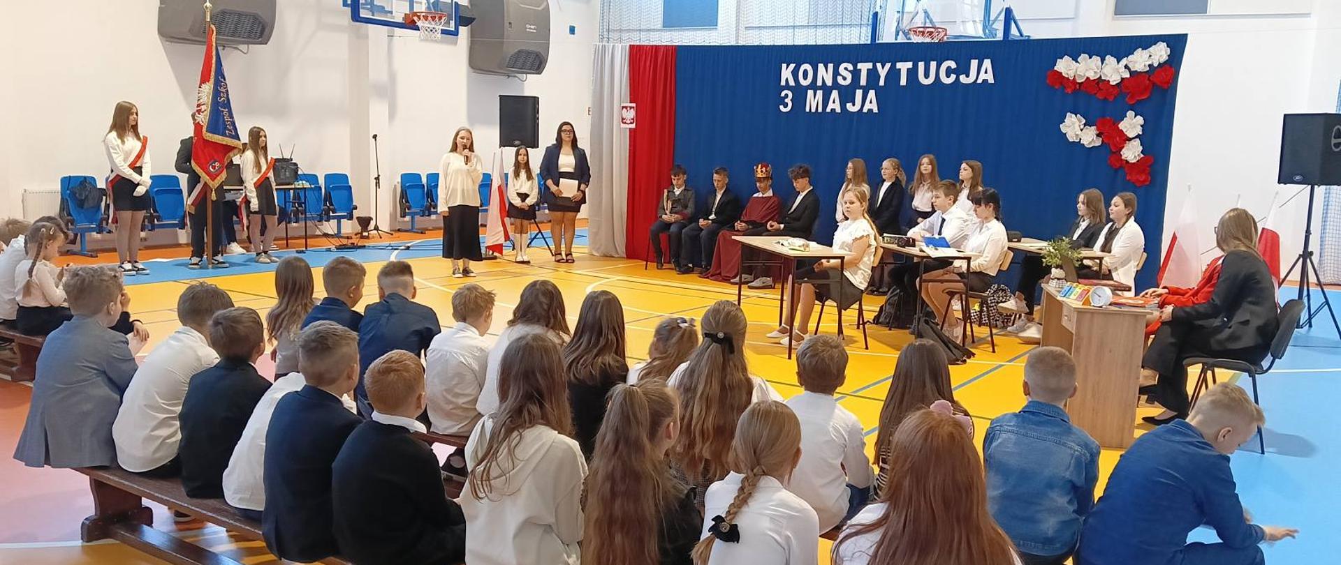 Uczniowie podczas apelu z okazji Święta Majowego