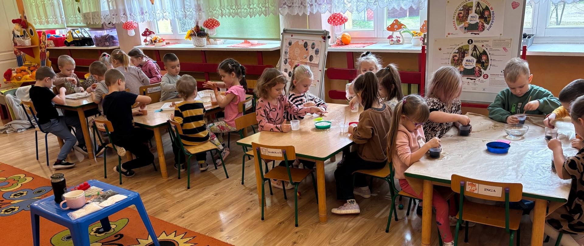 Dzieci przy stolikach 