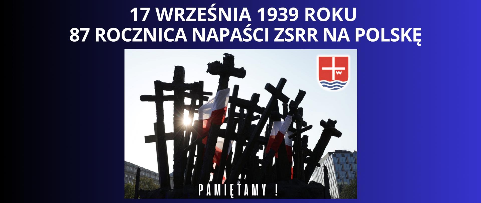biały napis na granatowo czarnym tle 17 września 1939 roku "87 ROCZNICA NAPAŚCI ZSRR NA POLSKĘ" plakat upamiętniający pomnik napaści ZSSR na Polskę. pomnik składa się z krzyży oplecionych flaga polski. napis pamiętamy na dole baneru 
