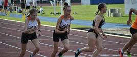Urszula Pietruszkiewicz i Aleksandra Androsiuk na starcie do 2000m
