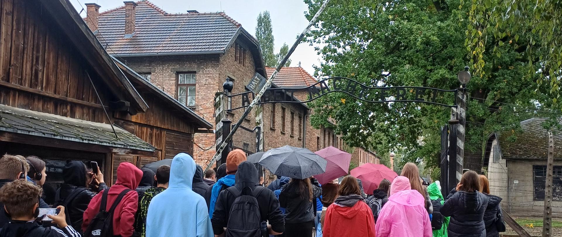 Uczniowie wchodzą na teren byłego obozu Auschwitz-Birkenau