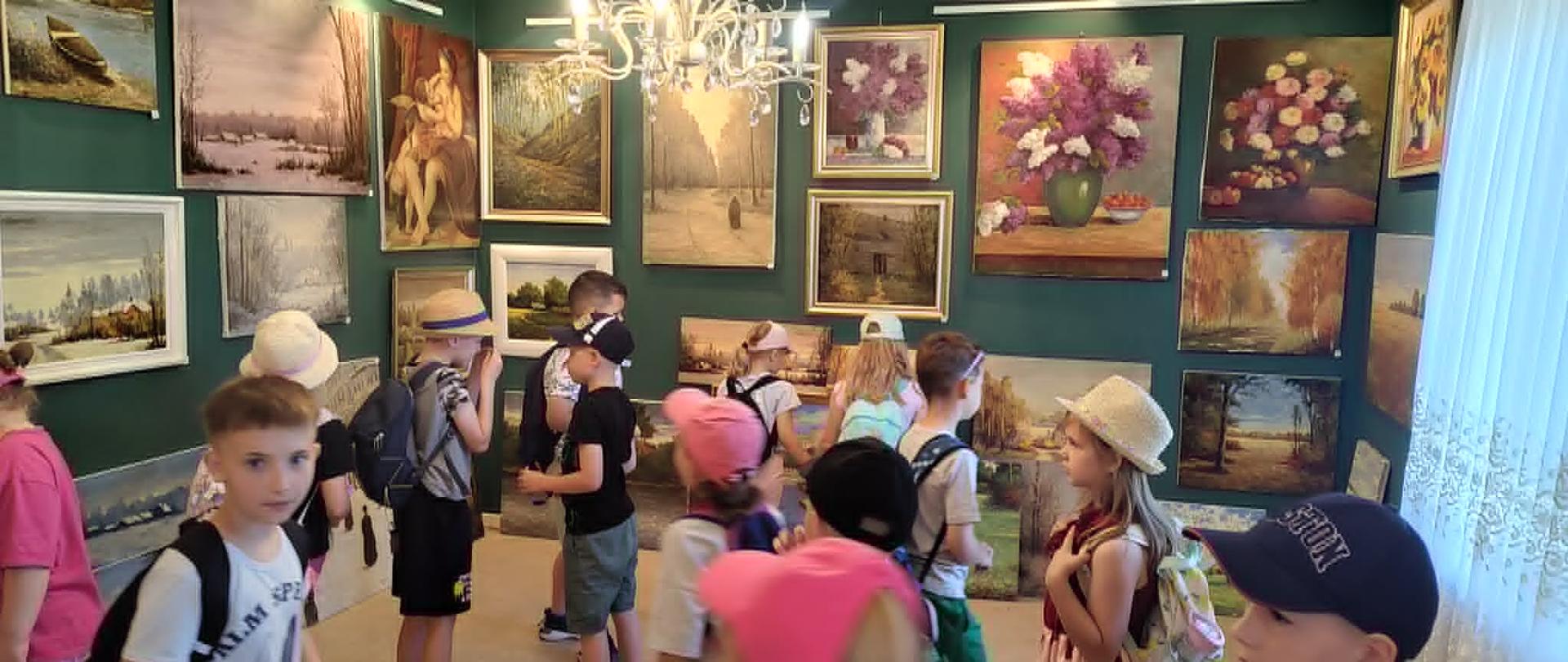 Uczniowie zwiedzają GALERIĘ MANSARDA.