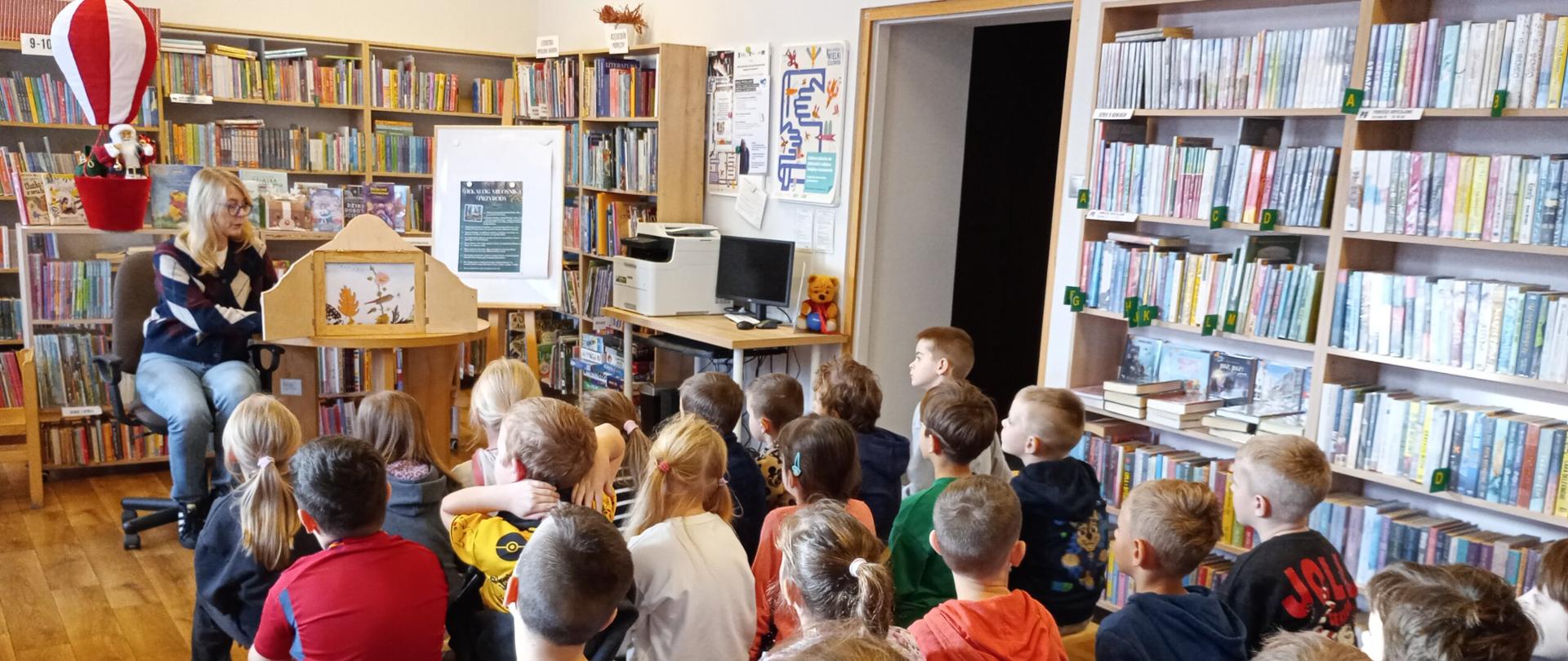 Na zdjęciu widzimy grupę dzieci uczestniczących w warsztatach ekologicznych przygotowanych przez Miejską Bibliotekę Publiczną w Konstantynowie Łódzkim. 
